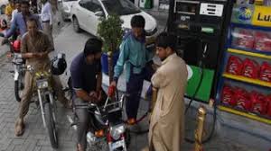 जंग ने निकाला तेल! पाकिस्तान में पेट्रोल-डीजल की कीमतों ने मचाया हाहाकार