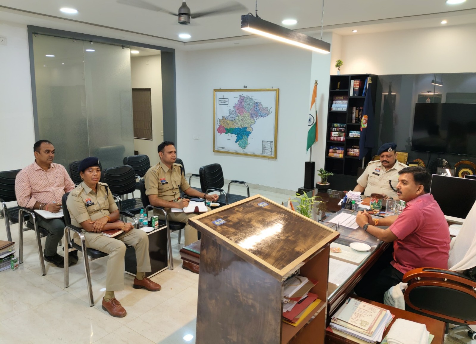 आम जनता से मैत्रीपूर्ण व्यवहार कर उनकी शिकायतों को धैर्य से सुनकर प्राथमिकता के आधार पर उनका समाधान करें: डीआईजी (DIG) रामकृष्ण साहू