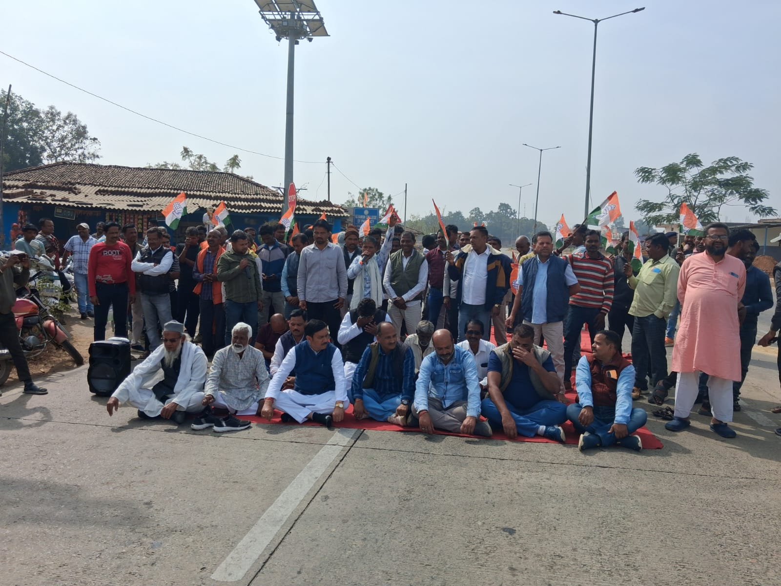 राष्ट्रपिता बापू को ब्लॉक कांग्रेस कमेटी ने दी श्रद्धांजलि,बदहाली पर किया सांकेतिक चक्का जाम धरना प्रदर्शन