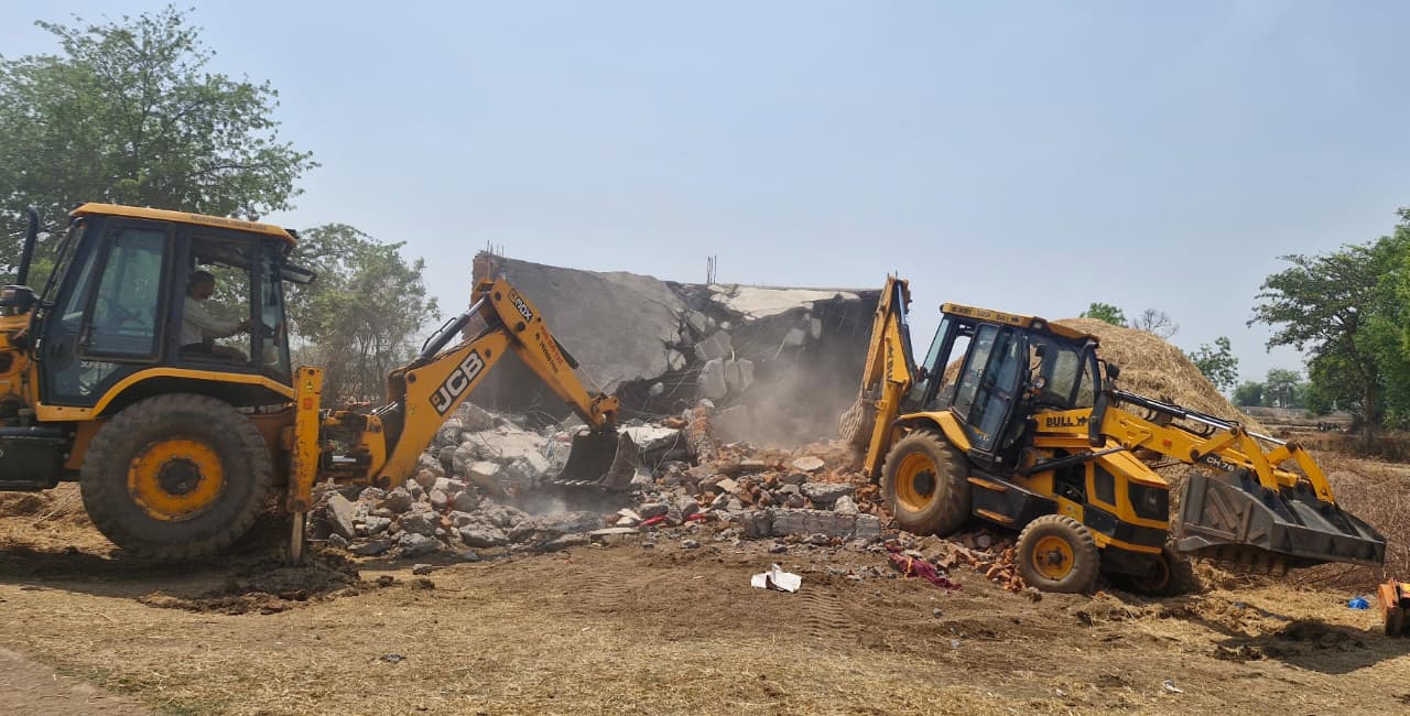 कुरूद के ग्राम कुल्हाड़ी में प्रशासन की बड़ी कार्रवाई, 26 अवैध अतिक्रमण हटाए गए