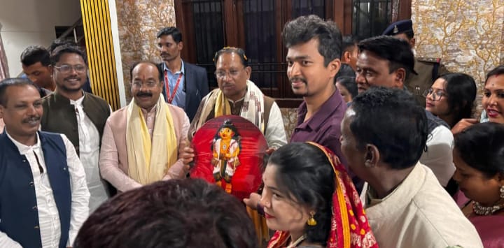 आरंग मे जलक्षत्री परिवार के बीच पहुंचे मुख्यमंत्री विष्णु देव साय,परिवारजनो ने किया आत्मीय स्वागत