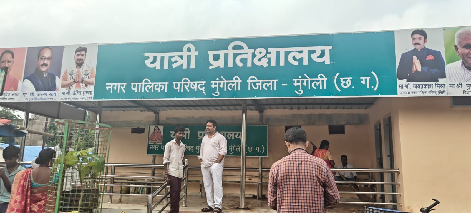 नगर पालिका अध्यक्ष शुक्ला ने किया यात्री प्रतीक्षालय का निरीक्षण, साफ-सफाई पर दिया विशेष जोर
