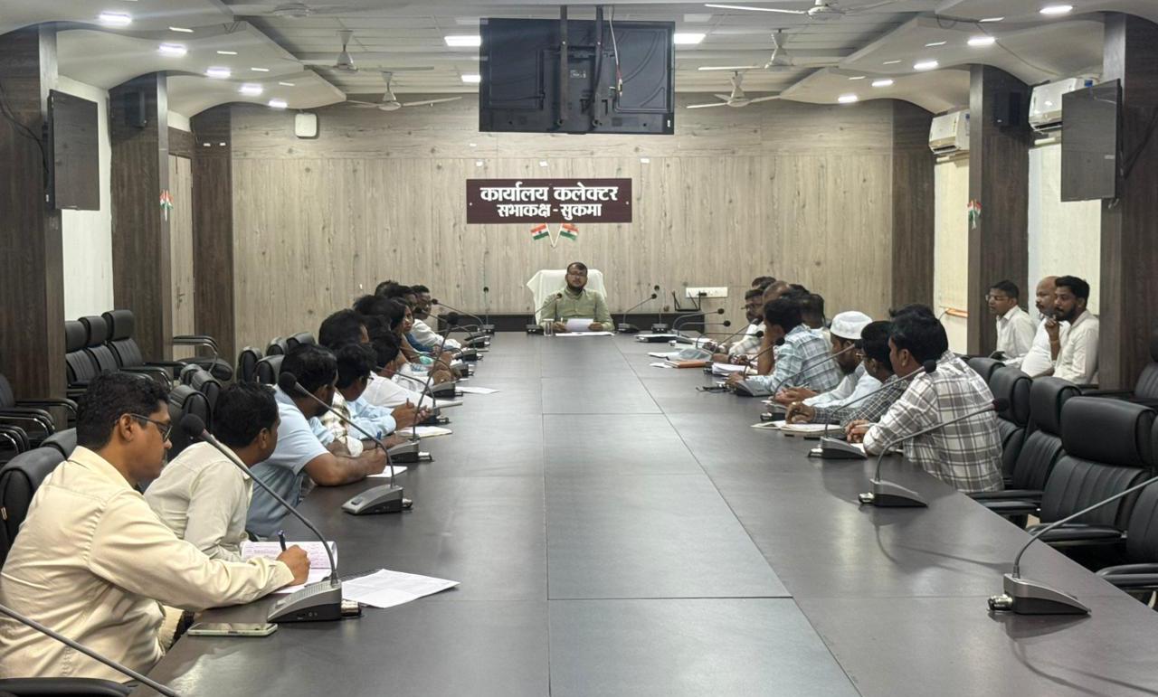 सुकमा में खाद एवं गैस स्टॉक की समीक्षा, कलेक्टर ने धान उठाव समय पर पूरा करने के दिए निर्देश