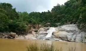 चर्रेमर्रे जलप्रपात में पिकनिक के दौरान दो युवक बहे, तलाश में जुटी पुलिस  