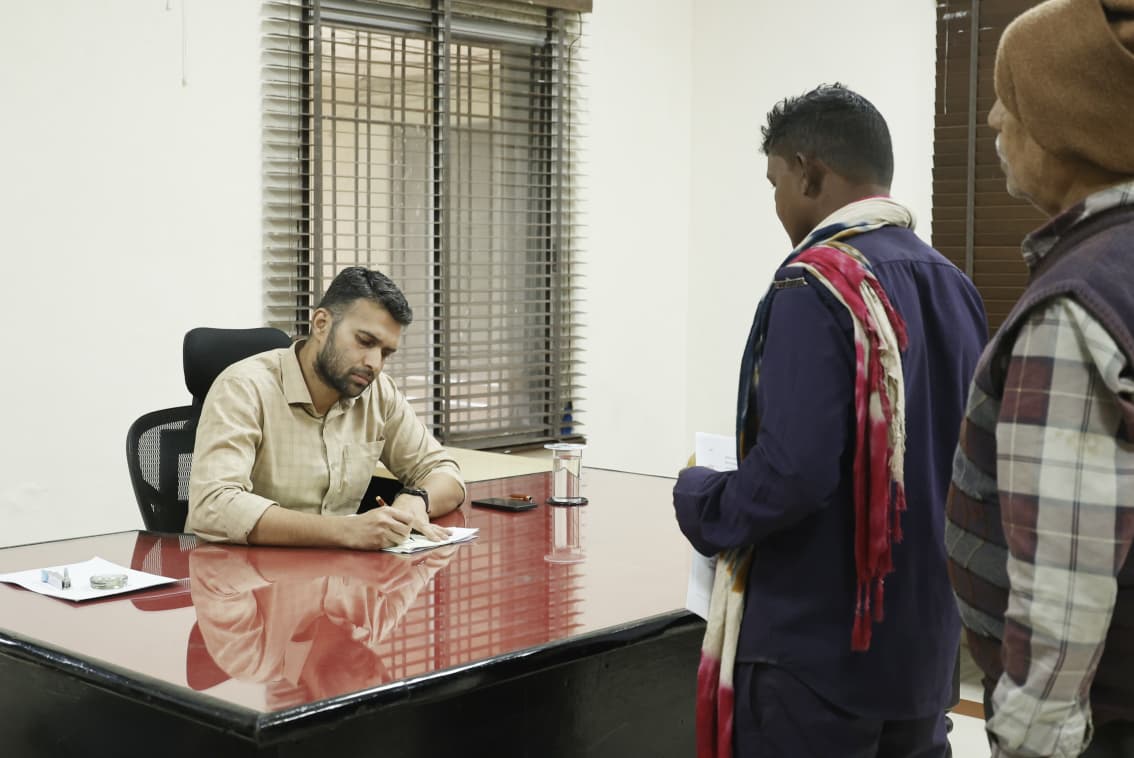 कलेक्टर ने जनदर्शन में सुनी जनसामान्य की समस्याएं, संबंधित विभागों को दिए त्वरित निराकरण के निर्देश