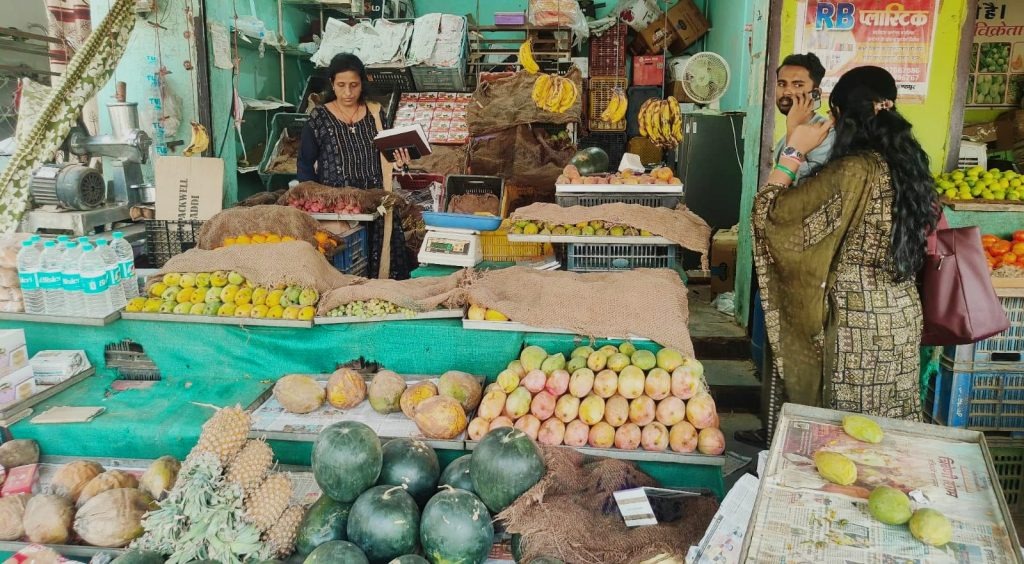  कोरिया में खाद्य विभाग का बड़ा एक्शन, सड़े-गले फल जब्त कर मौके पर कराए नष्ट
