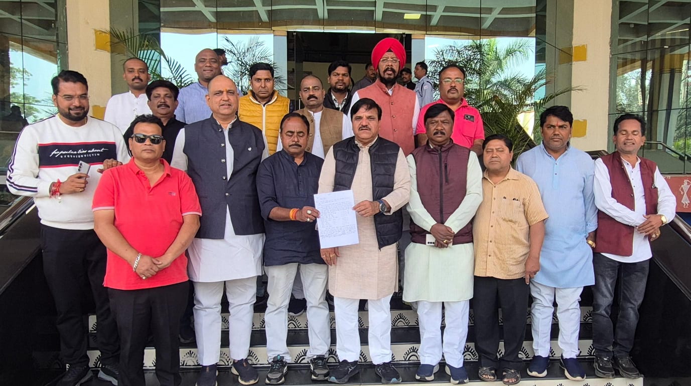 मंत्री,आईएएस अधिकारी, सांसद एवं रसूखदारों के मनमाने बकाया बिजली बिल वसूलने कांग्रेस के प्रतिनिधि एमडी सीएसईबी को सौंपे ज्ञापन