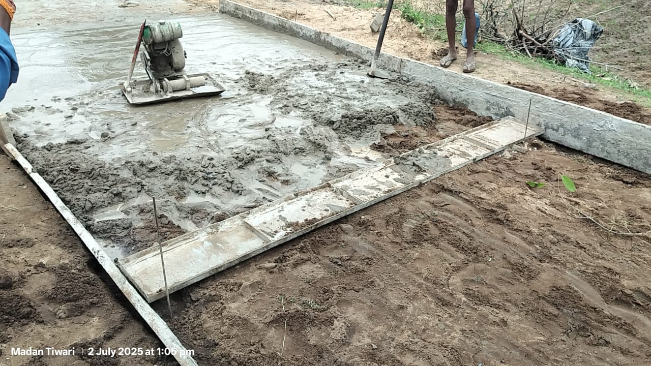 सी सी सड़क निर्माण कार्य में भारी भ्रष्टाचार, अधिकारियों की मौन स्वीकृति, नाबालिक बने मजदूर...