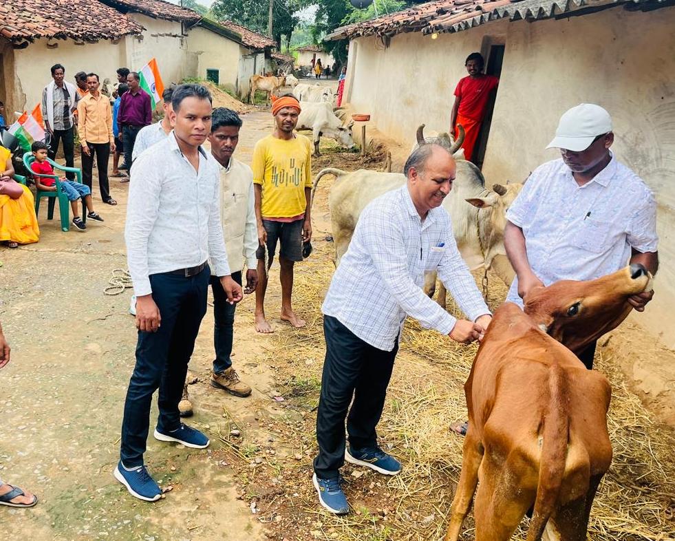 मवेशियों-बकरियों में खुरहा-चपका (एमएमडी) के बचाव हेतु मिशन मोड़ में सघन टीकाकरण प्रारंभ
