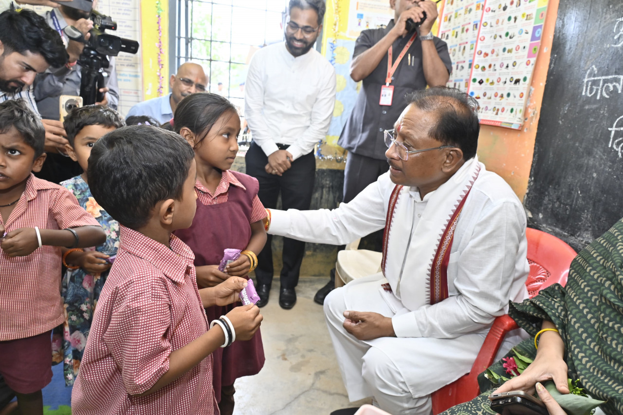 सुशासन तिहार के दौरे पर मुख्यमंत्री अचानक पहुंचे मांदरी गांव के आँगनबाड़ी केंद्र