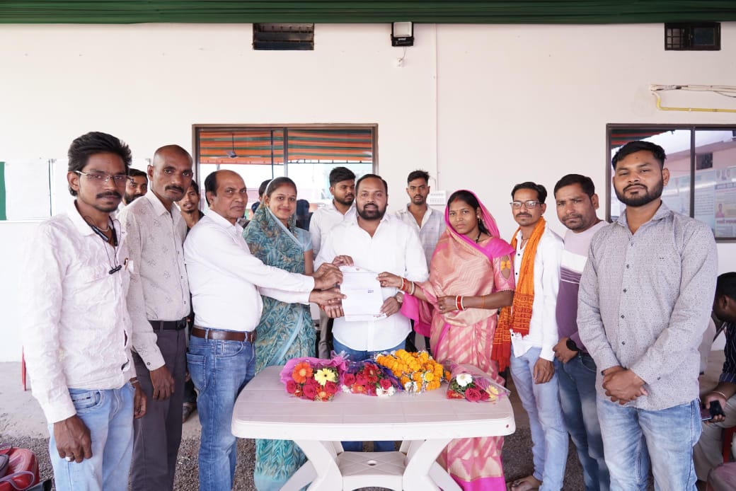 नगर में पेयजल संकट व अन्य समस्याओं के समाधान हेतु विधायक को सौंपा ज्ञापन
