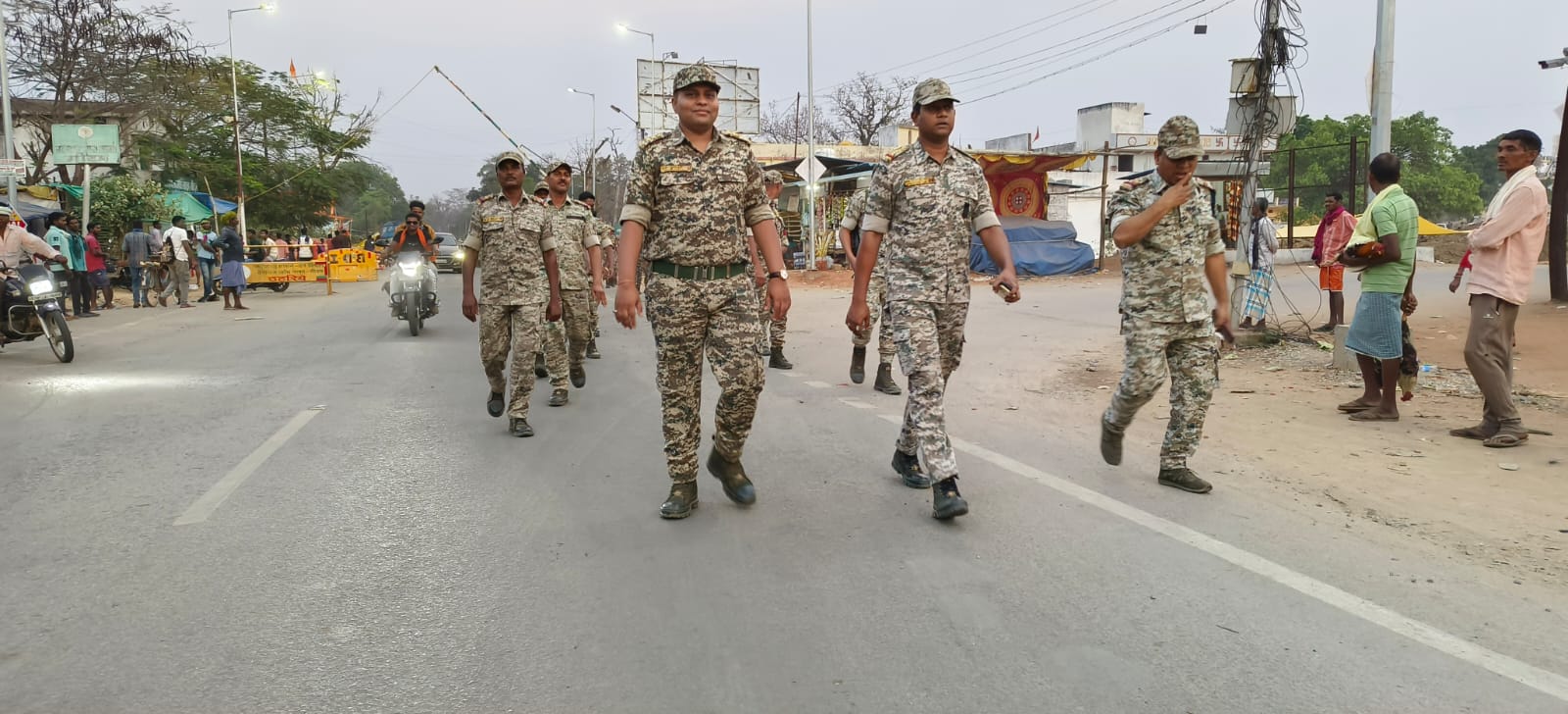 पुलिस के द्वारा आगामी होली त्यौहार के मद्दे नजर शांति एवं कानून व्यवस्था बनाये रखने हेतु गीदम नगर क्षेत्र में निकाला गया फ्लैग मार्च