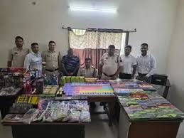 हुक्के का सामान बेचने वालों पर पुलिस ने की कार्रवाई,दो व्यापारी गिरफ्तार 