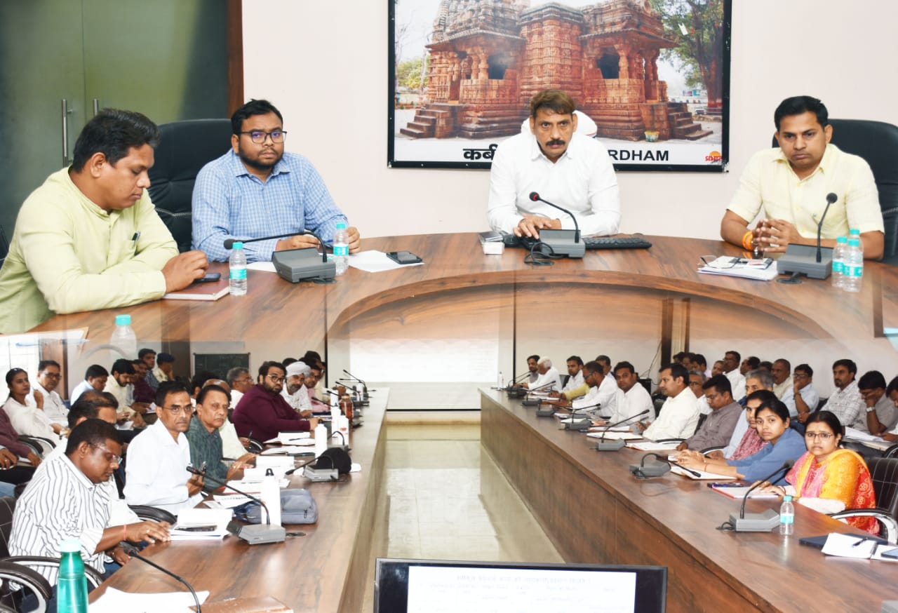 निर्माण कार्यों के लिए अनुकूल समय, तेजी से हो काम - कलेक्टर  गोपाल वर्मा