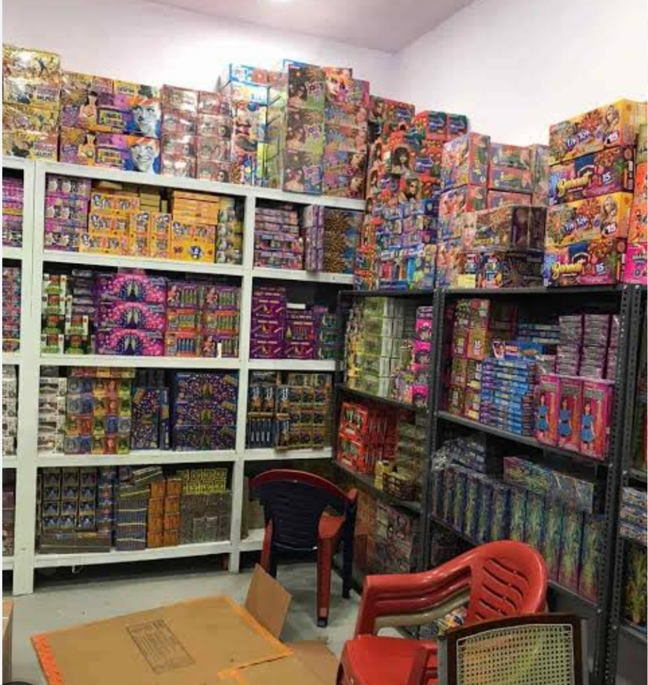 दिपावली त्यौहार का मौसम आते ही पटाखों का अवैध कारोबार फिर सिर उठाने लगा 