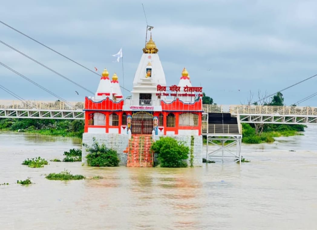 शिव मंदिर टोलाघाट जलमग्न, नदी का बढ़ा जलस्तर बना चिंता का विषय