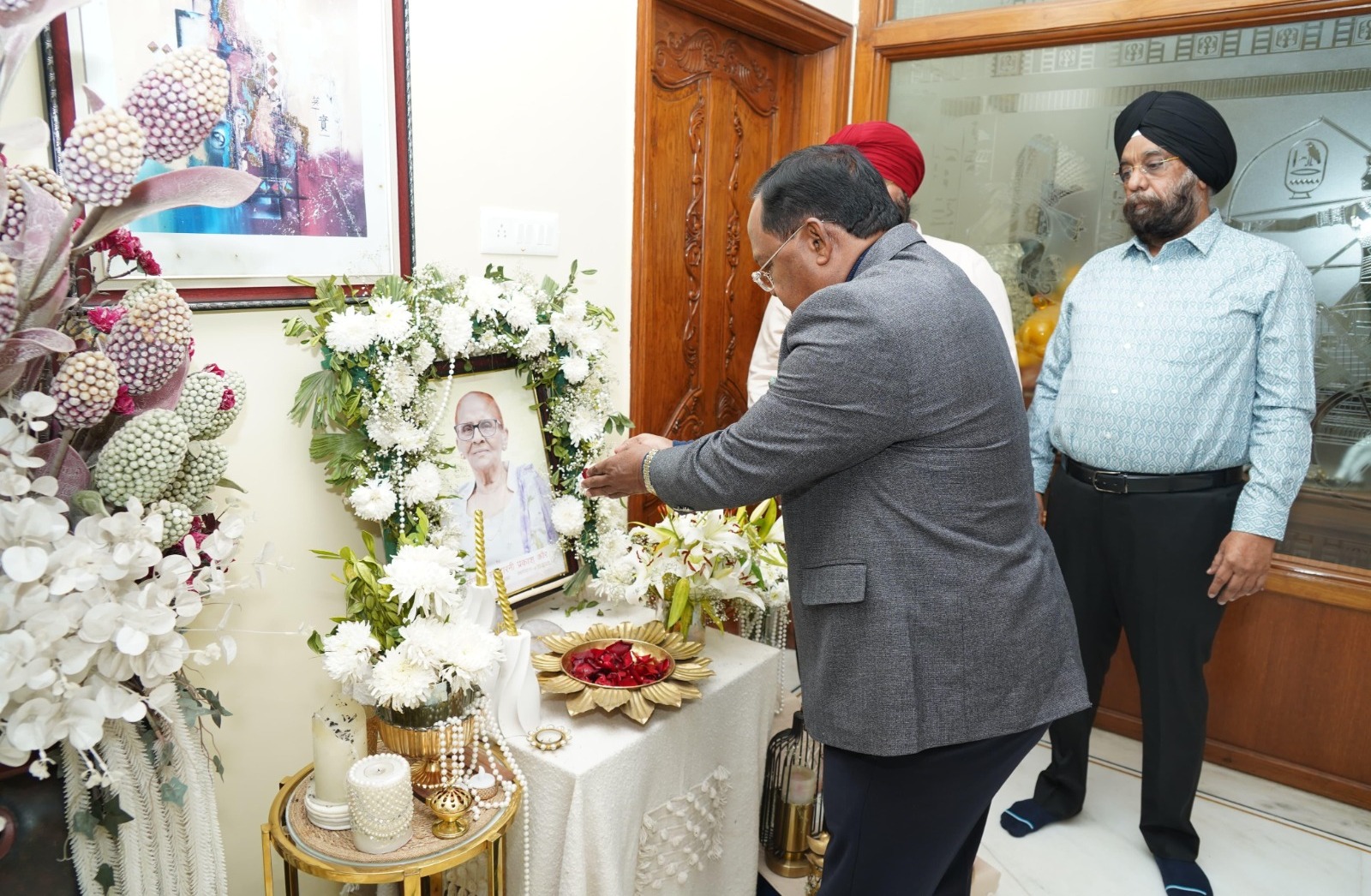 ग्रैंड ग्रुप के चेयरमैन गुरुचरण सिंह होरा की माता प्रकाश कौर होरा को श्रद्धांजलि देने होरा निवास पहुंचे कैबिनेट मंत्री रामविचार नेताम