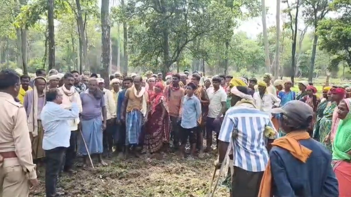 धमतरी में 100 एकड़ वनभूमि पर कब्जे का मामला! अतिक्रमण हटाने पहुंची टीम को ग्रामीणों ने घेरा, मौके पर बढ़ा तनाव