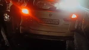 रफ्तार का कहर: बाइक को ठोकर मारकर खड़ी ट्रक में जा घुसी कार, 2 की मौके पर मौत