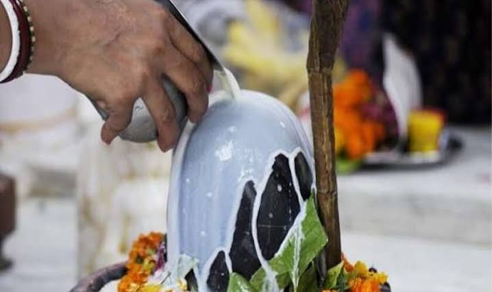 सावन में रुद्राभिषेक के लिए ये हैं सबसे शुभ दिन! जानें 2026 की पूरी तारीखें और किन तिथियों में भूलकर भी न करें पूजा