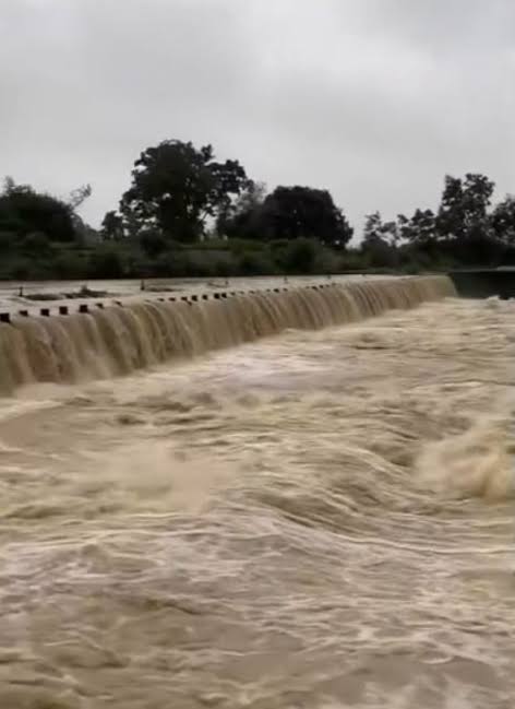 मछली पकड़ने एनिकट पहुंचा था युवक, अचानक तेज बहाव में बहा! धमतरी में हड़कंप, रेस्क्यू ऑपरेशन जारी