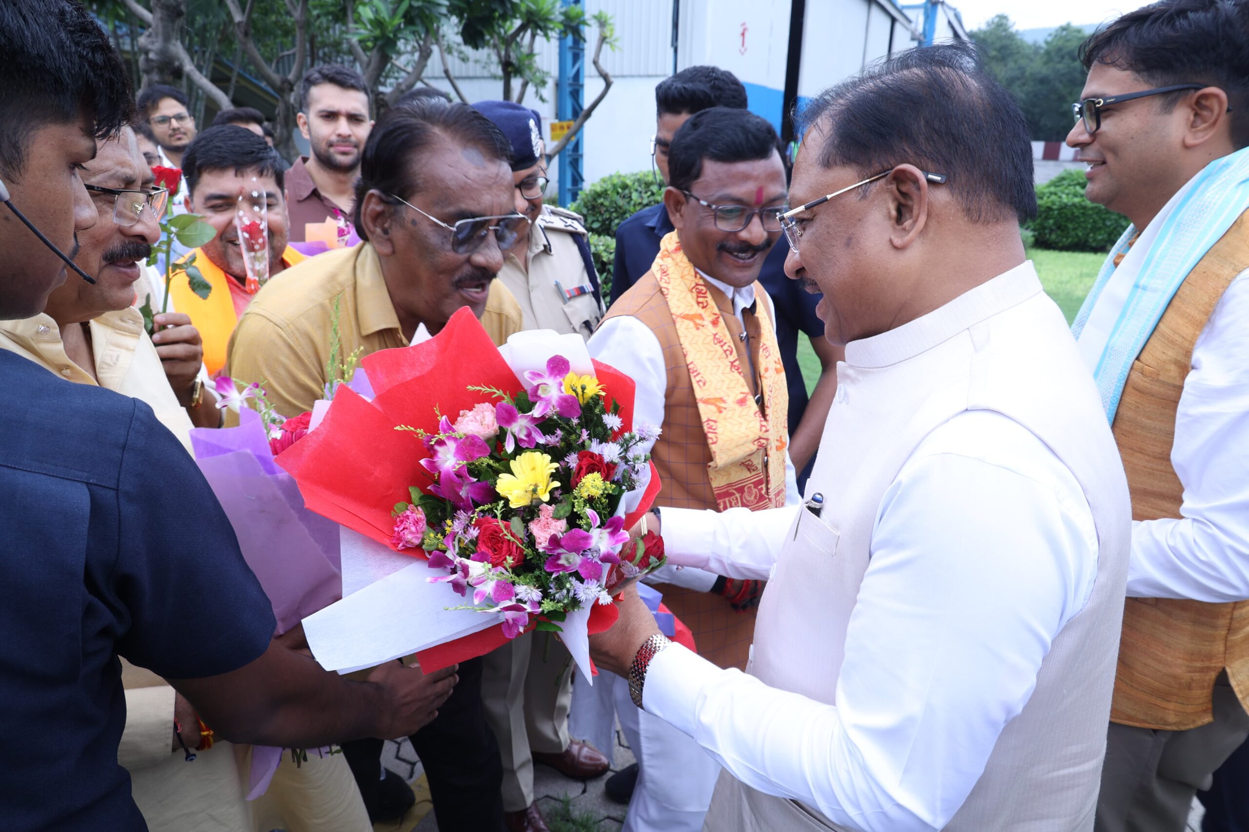 गुरु पूर्णिमा पर रायगढ़ पहुंचे CM विष्णुदेव साय, जिंदल एयरस्ट्रिप पर हुआ भव्य और आत्मीय स्वागत