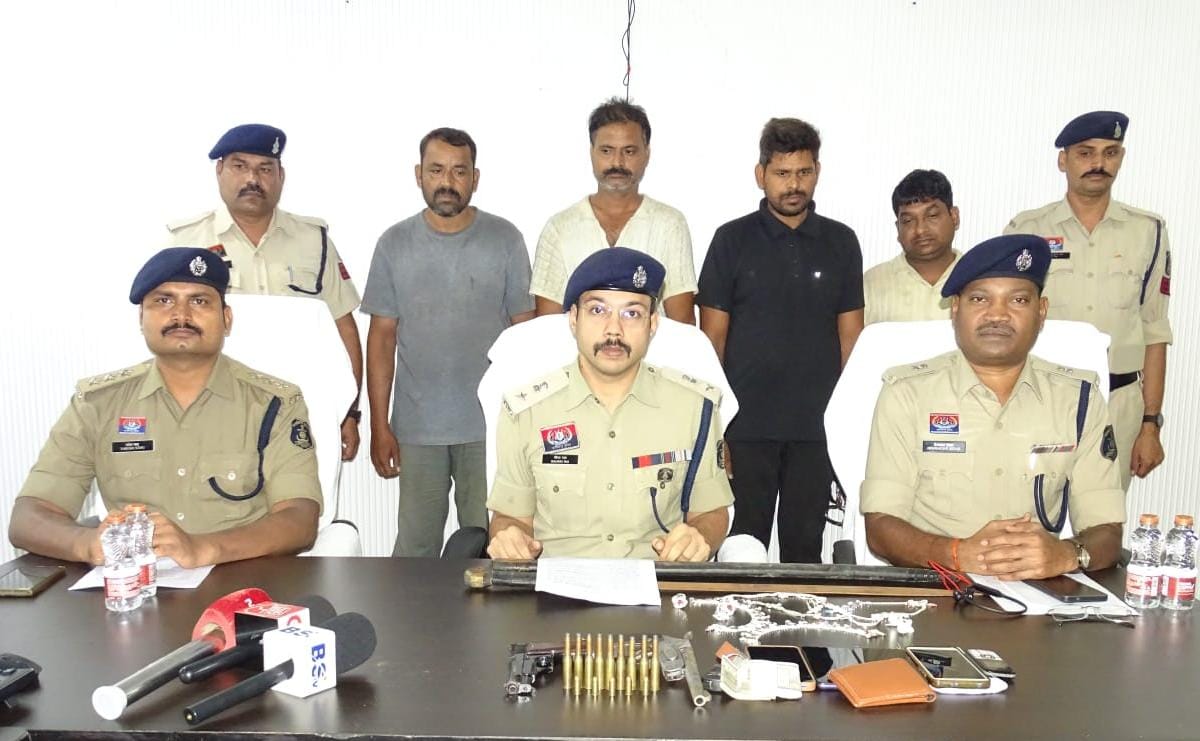 पुलिस का बड़ा प्रहार: अंतरराज्यीय खूंखार डकैत गिरोह का भंडाफोड़; 12 लाख रुपये की अंधी सनसनीखेज लूट का पर्दाफाश, 04 कुख्यात हथियारबंद बदमाश गिरफ्तार