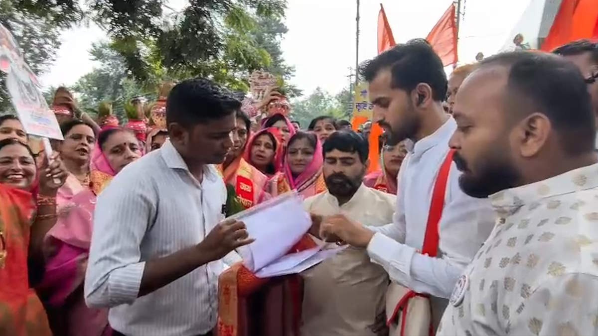 जगदलपुर में गूंजा ‘गौ माता को राष्ट्रमाता बनाओ’ का नारा, सवा लाख हस्ताक्षरों वाला ज्ञापन सौंपा
