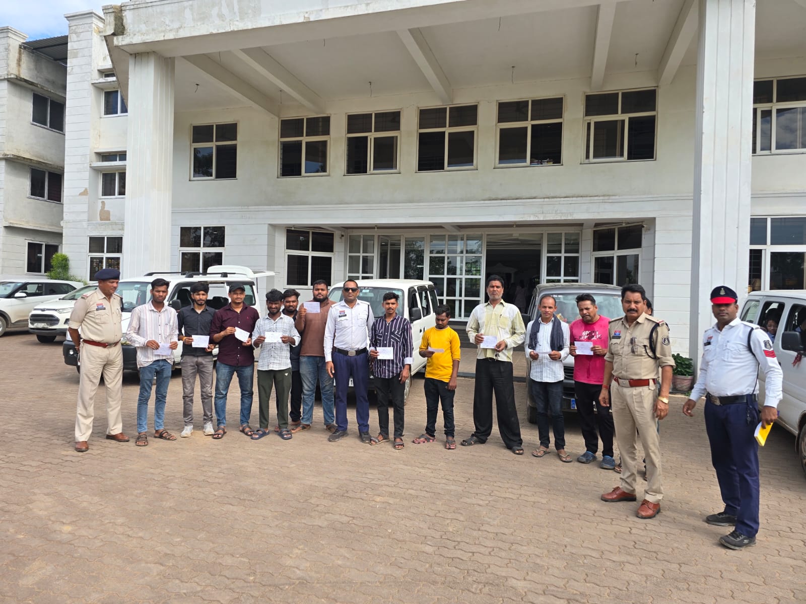 जिंदल वर्ल्ड स्कूल में पुलिस की सरप्राइज चेकिंग, 12 स्कूली वाहनों पर कार्रवाई; ₹17 हजार का जुर्माना