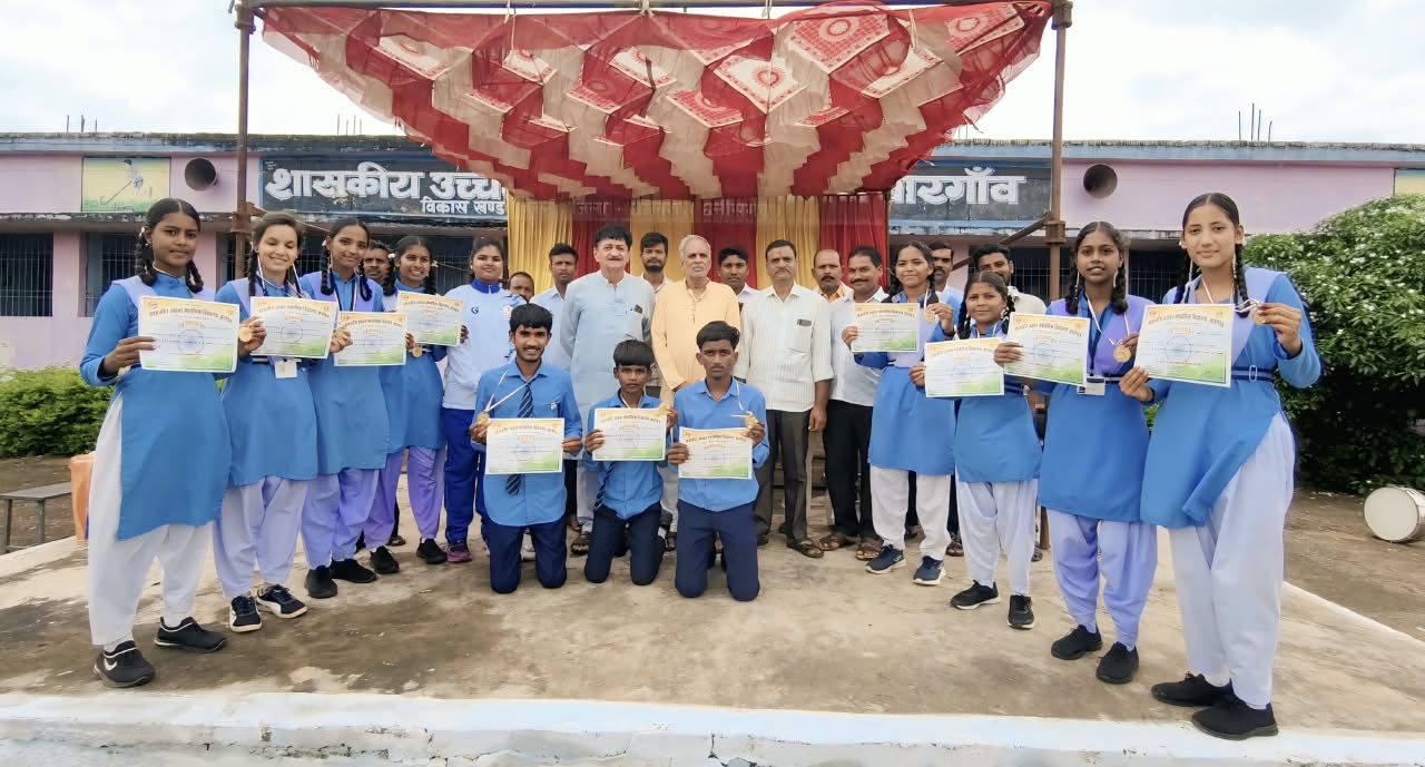स्वतंत्रता दिवस पर बारगांव विद्यालय के हॉकी खिलाड़ी मेडल और प्रशस्ति पत्र से सम्मानित