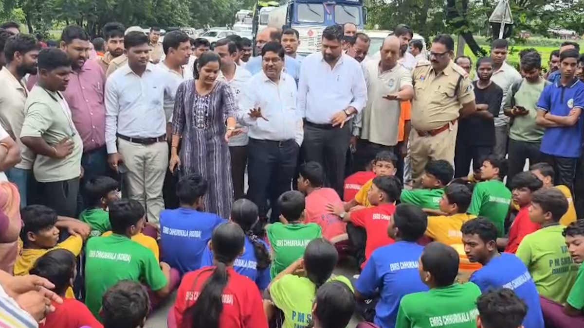खाने में कीड़े, प्राचार्य के व्यवहार से नाराज छात्र सड़क पर, कोरबा में किया चक्काजाम