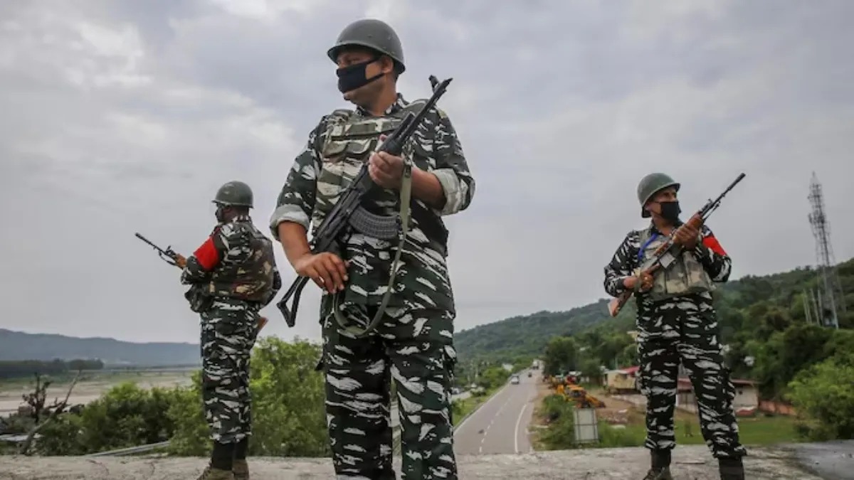 बारामूला में सुरक्षाबलों की बड़ी कामयाबी, हथियारों समेत आतंकी गिरफ्तार; कुलगाम में तेज हुआ ऑपरेशन