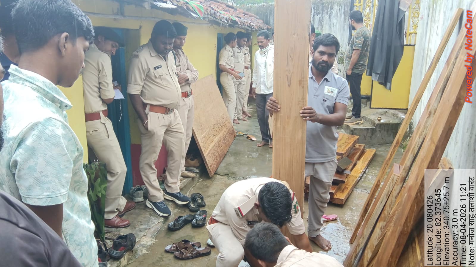 ‘रक्षक ही भक्षक’! पंचायत सचिव के घर से मिला अवैध सागौन का जखीरा, वन विभाग की बड़ी कार्रवाई