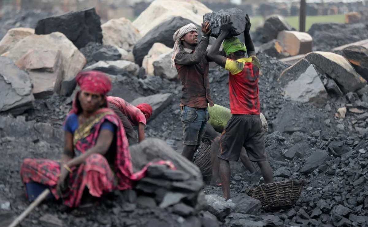 8 घंटे की जगह 12 घंटे काम? छाल की खुली खदान में मजदूरों की 9 शिकायतों पर कलेक्टर सख्त, जांच टीम गठित