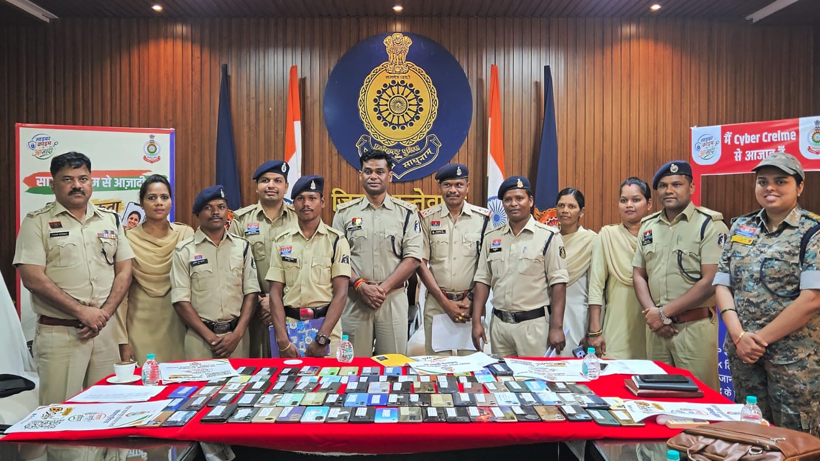 गुम मोबाइल वापस पाकर खिले चेहरे, दंतेवाड़ा पुलिस ने 121 नागरिकों को लौटाई 26 लाख की संपत्ति