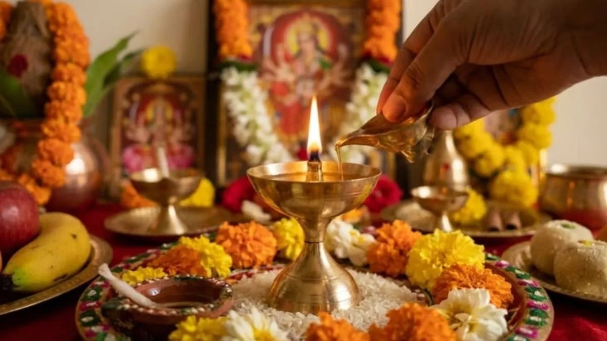 दीपक जलाते समय रखें खास ध्यान! पूजा के बीच अचानक बुझ जाए तो क्या करें, जानें शुभ-अशुभ संकेत
