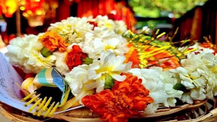पूजा की सामग्री हाथ से गिर जाए तो क्या करें? जानें फूल, अक्षत, सिंदूर और दीपक गिरने के धार्मिक नियम