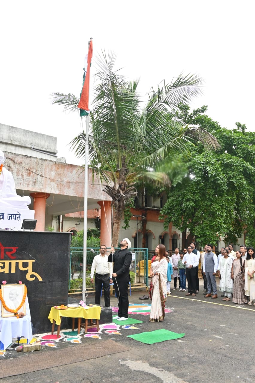 महासमुंद कलेक्ट्रेट में कलेक्टर लंगेह ने फहराया तिरंगा, बोले- आजादी को बनाए रखना और देश को आगे बढ़ाना हम सबकी जिम्मेदारी