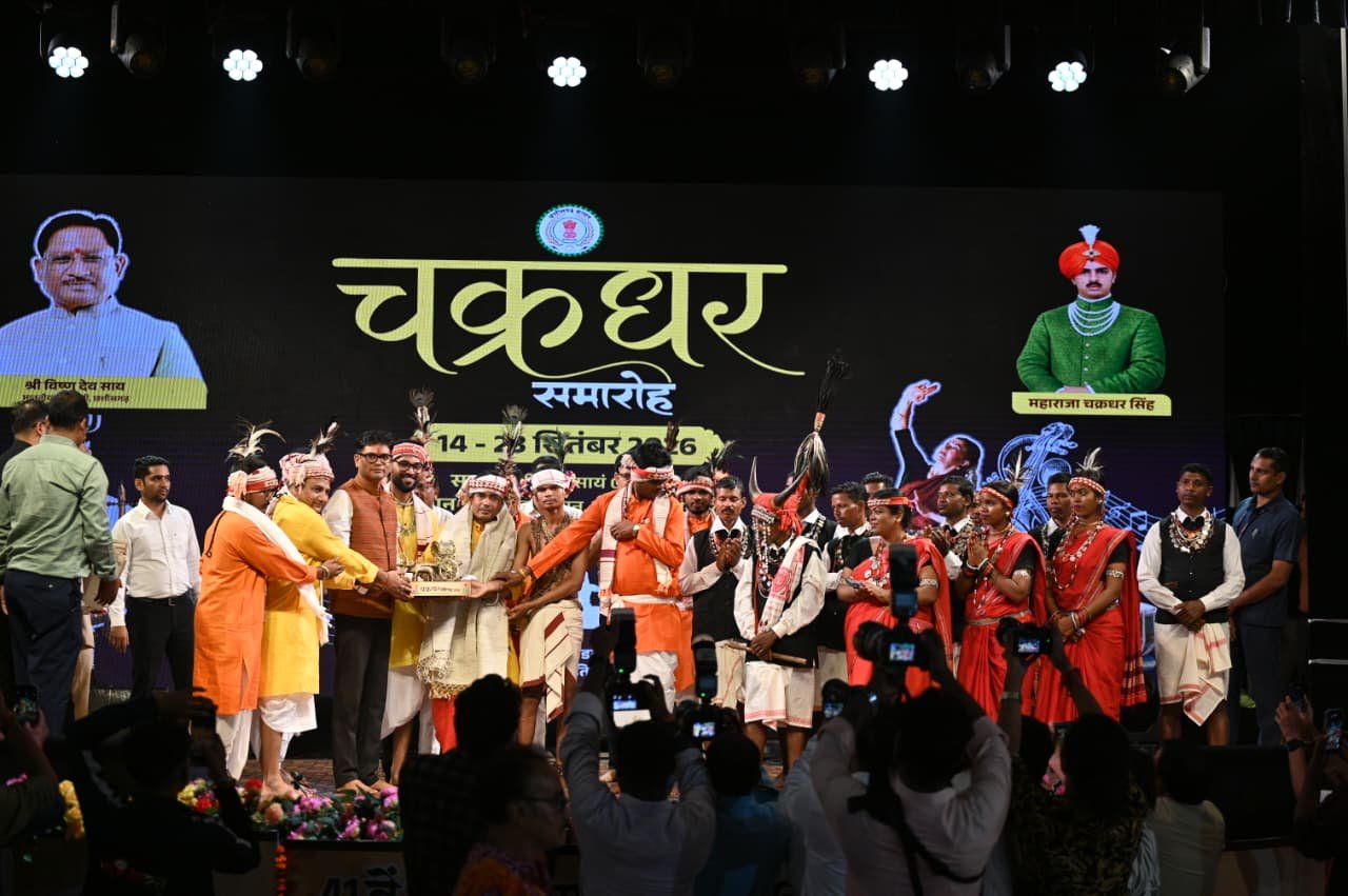 चक्रधर समारोह में पहुंचे वित्त मंत्री ओपी चौधरी, दर्शक दीर्घा में बैठकर देखा कलाकारों का रंगारंग प्रदर्शन; बस्तर के कलाकारों को ₹51 हजार