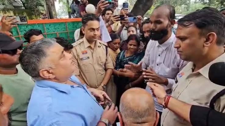 बारिश में मंत्री के बंगले का घेराव, बदहाल सड़कों पर फूटा गुस्सा; राजेश अग्रवाल बोले- मैं खुद शर्मिंदा हूं