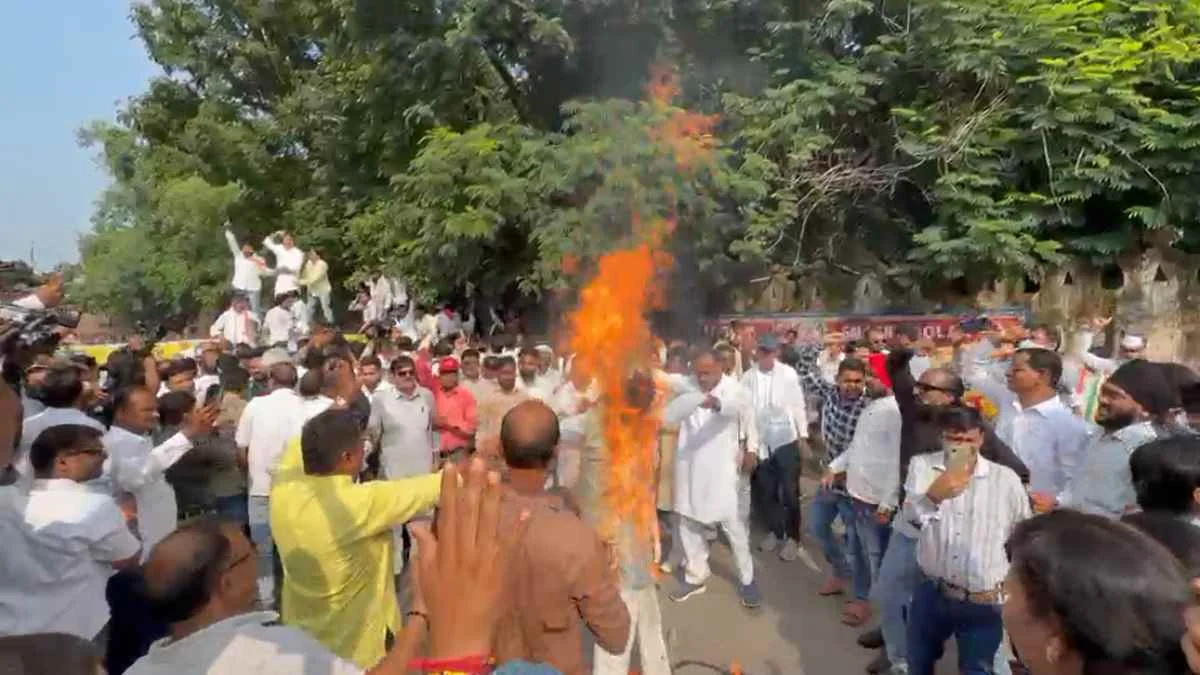 SIR को लेकर रायपुर में कांग्रेस का हल्लाबोल, बैरिकेडिंग पर पुलिस से झूमाझटकी; PM-CEC का पुतला फूंका