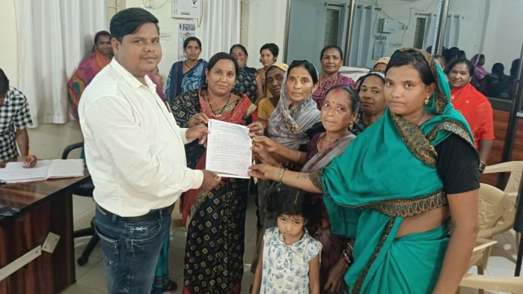 देवभोग में दूषित पेयजल को लेकर महिलाओं का आक्रोश, 40 से ज्यादा महिलाएं पहुंचीं नगर पंचायत