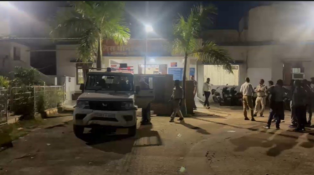 अंबिकापुर के प्रयास स्कूल में रैगिंग का खौफनाक चेहरा! सीनियर्स ने लोहे के कड़े से फोड़ा 11वीं के छात्रों का सिर