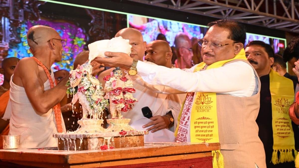 ‘हरे कृष्ण’ के जयघोष से गूंजा रायपुर का इस्कॉन मंदिर, CM साय ने किया शंख अभिषेक; बोले- कृष्ण का कर्मयोग आज भी प्रासंगिक