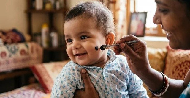 काजल सिर्फ खूबसूरती के लिए नहीं! गाल या कान के पीछे काला टीका लगाने के पीछे क्या है मान्यता?