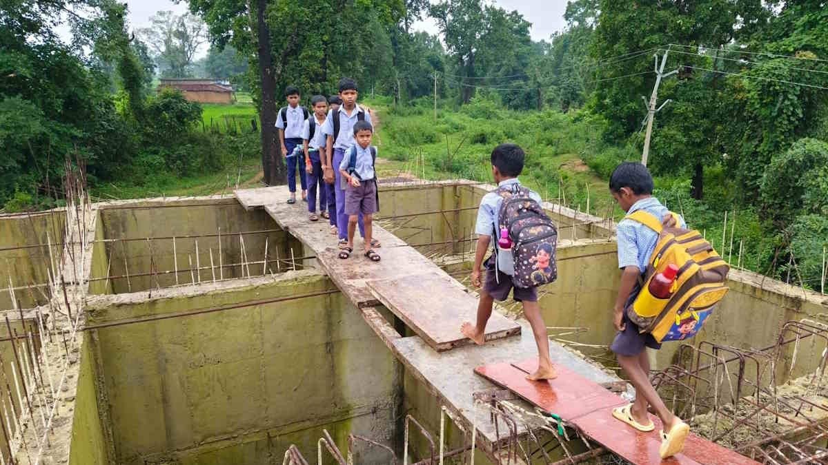 अधूरे पुल पर जान जोखिम में डालकर स्कूल पहुंच रहे बच्चे, NHRC ने लिया संज्ञान; मुख्य सचिव को नोटिस