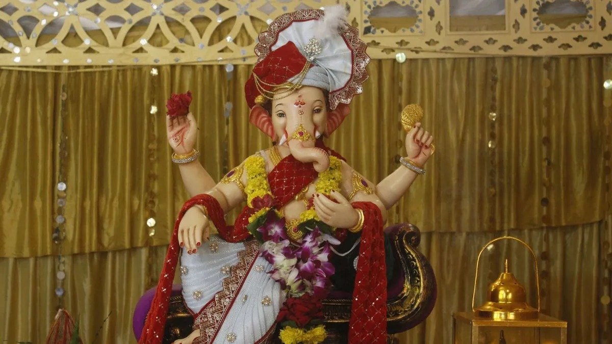गणपति स्थापना से पहले जरूर जान लें ये जरूरी नियम, वरना अधूरी रह सकती है पूजा; दिशा से लेकर मूर्ति के स्वरूप तक रखें इन बातों का ध्यान