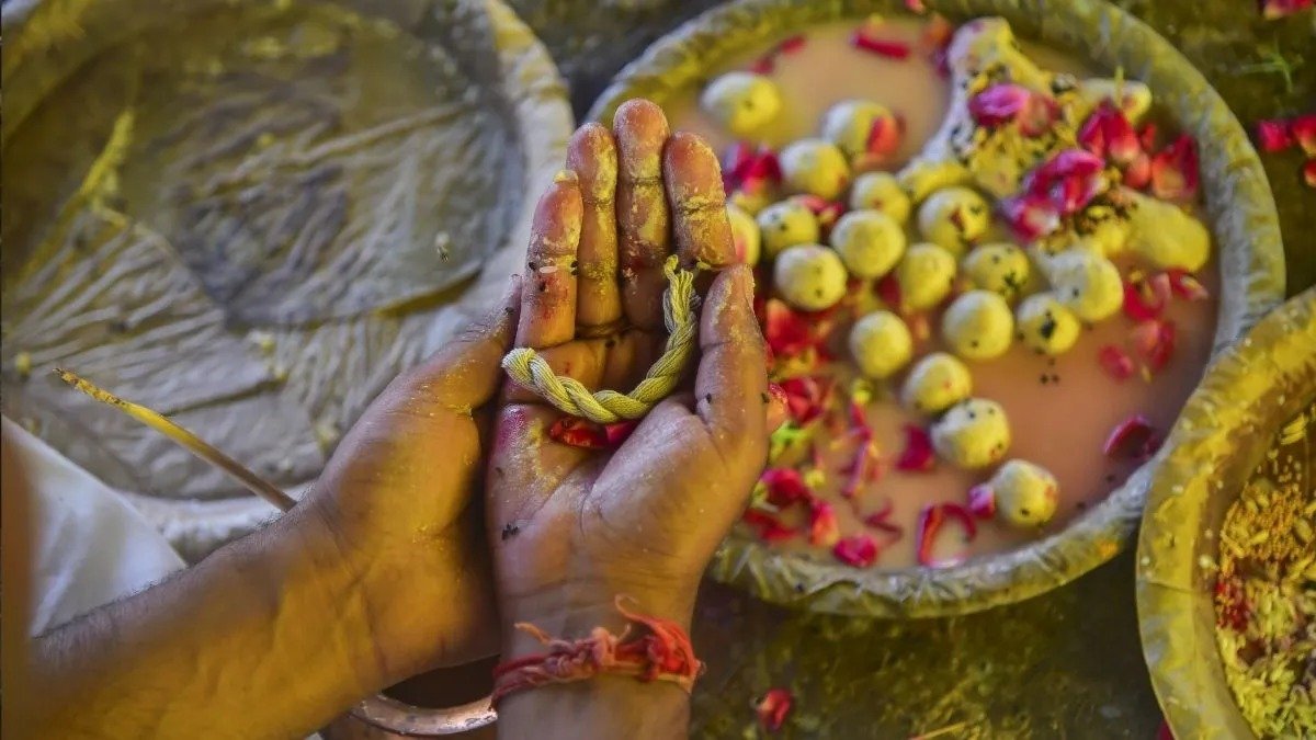 पितृपक्ष में तर्पण के समय काले तिल ही क्यों चढ़ाए जाते हैं? जानें धार्मिक मान्यता
