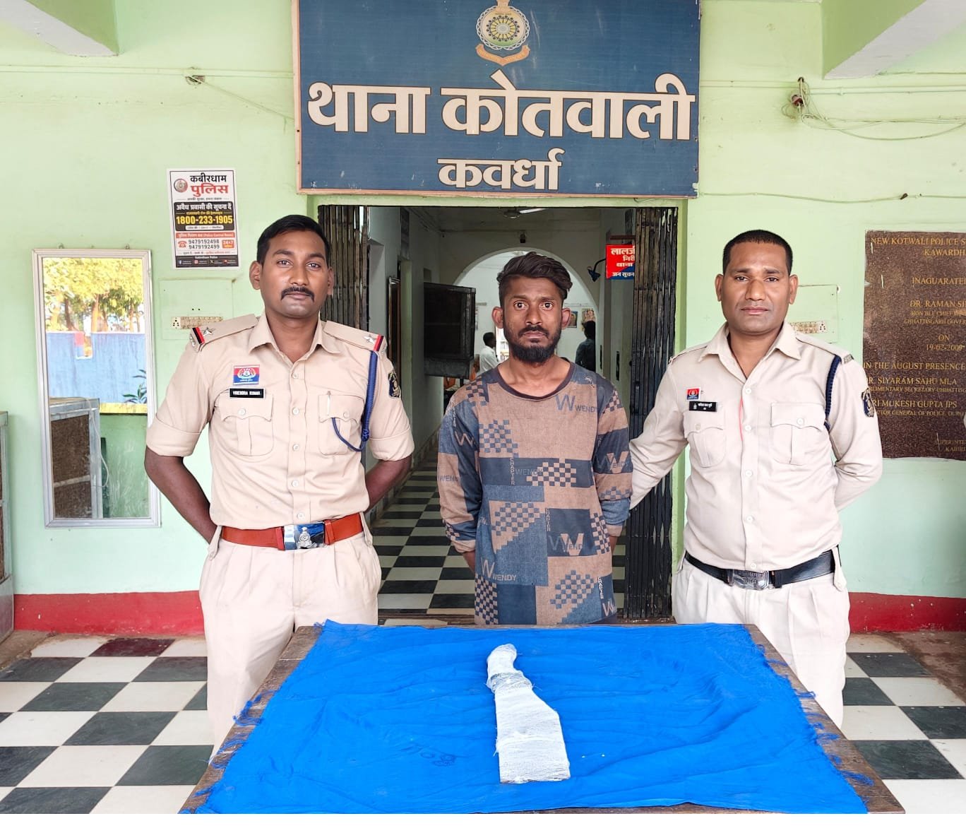 कवर्धा में धारदार फरसा लहराकर फैलाई दहशत! 24 वर्षीय युवक गिरफ्तार, जेल भेजा गया