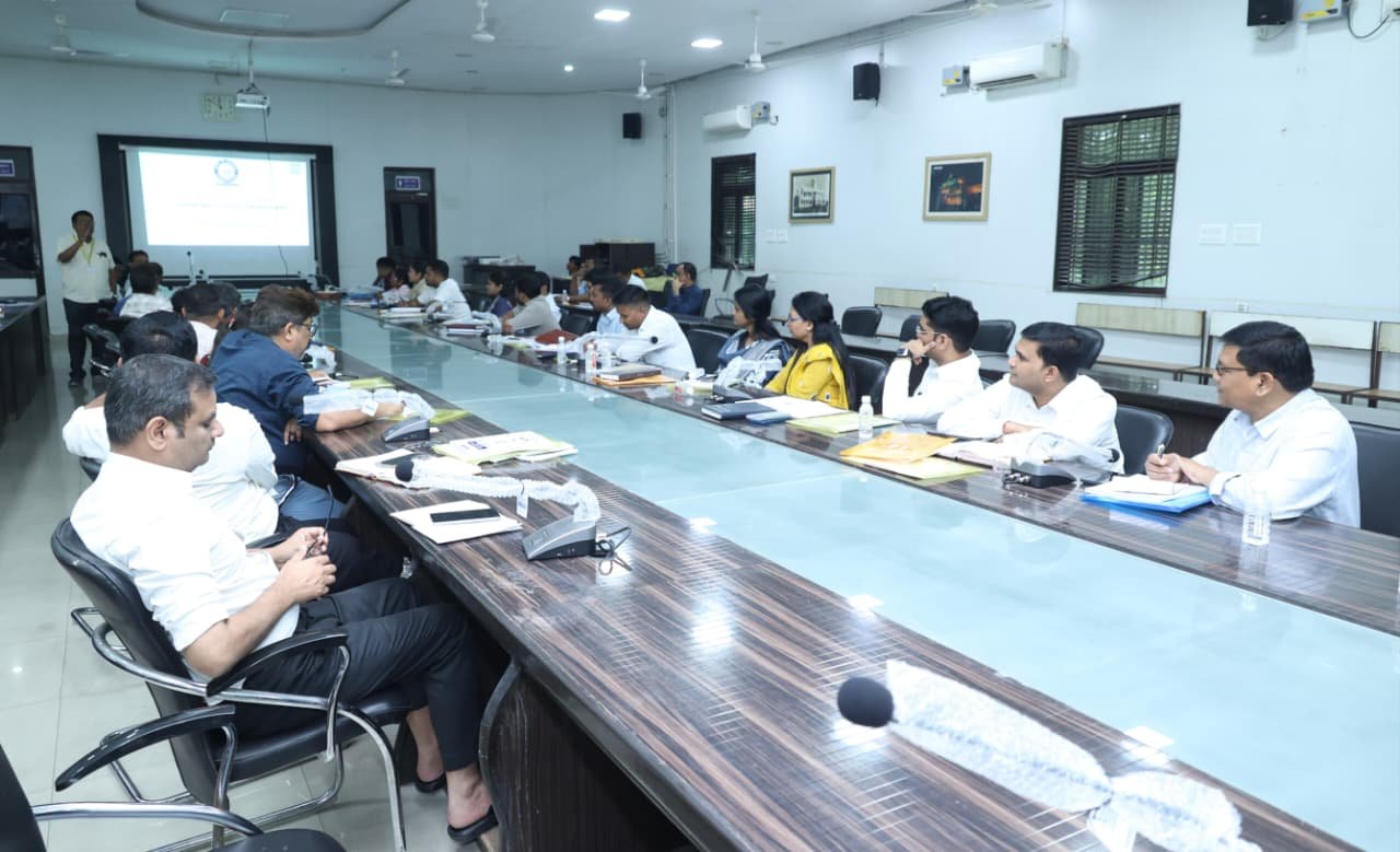 DMF के कामों में लापरवाही पर ठेकेदार-इंजीनियर पर गिरेगी गाज, कलेक्टर ने दिए सख्त कार्रवाई के निर्देश